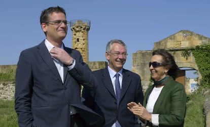 Antonio Basagoiti con dos candidatos del PP en Getxo.