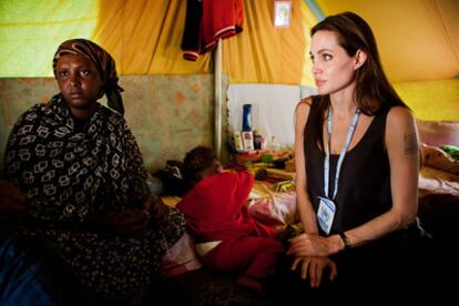 La actriz Angelina Jolie, en su papel como embajadora de buena voluntad de ACNUR, está en Túnez. Allí ha visitado a un grupo de refugiados que viven en el campamento de Shousha, localizado a ocho kilómetros de la frontera libio-tunecina. La actriz ha viajado hasta allí para mostrar el apoyo de la comunidad internacional a los miles de desplazados que han cruzado la frontera de Túnez para escapar de la violencia de Libia.