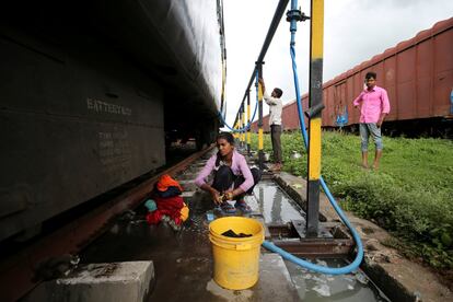 Anjali Gaikwad, de 14 años, lava ropa en la estación de tren de Aurangabad (India). Gaikwad y sus hermanas abordan el tren cada pocos días para recoger agua y lavar la ropa.