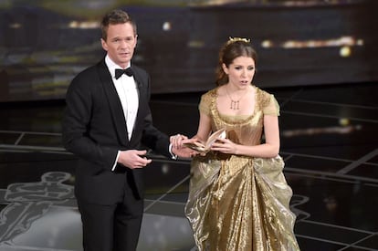 Neil Patrick Harris y la actriz Anna Kendrick cantan durante el número musical que ha dado inicio a la gala.