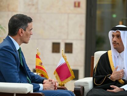 Sánchez (izqda.) mantiene una reunión con el primer ministro y ministro de Asuntos Exteriores de Qatar, Mohamed bin Abdulrahman al Zani, en Doha (Qatar), este miércoles.