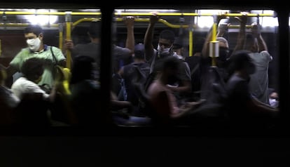 Pasajeros con mascarilla en el interior de un autobús público de Río de Janeiro (Brasil).