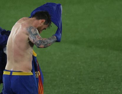 Messi se cambió la camiseta mojada por la lluvia.