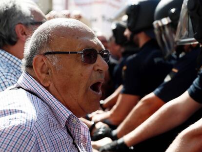 Un pensionista se dirige a los policías que intentaban impedir su paso hasta la Cámara Baja.