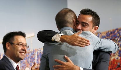 Xavi Hernández abraçant Iniesta en l'acte d'homenatge celebrat aquest dimecres.