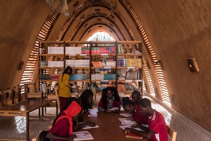 Biblioteca y sala de lectura del centro de enseñanzas medias Kamanar, en la región de Casamance (Senegal).
