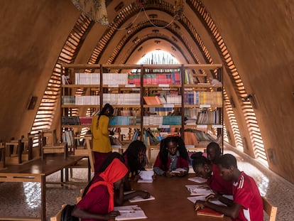 Biblioteca y sala de lectura del centro de enseñanzas medias Kamanar, en la región de Casamance (Senegal).