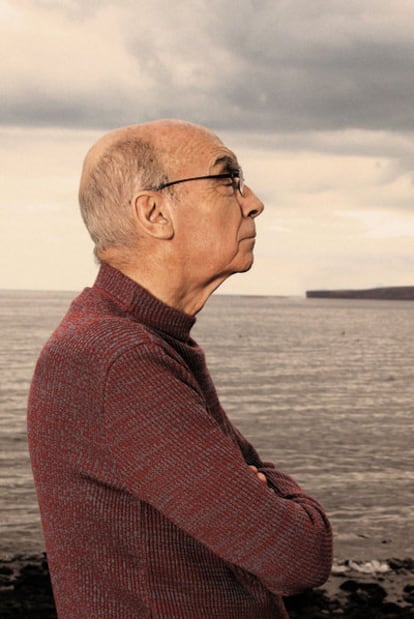 José Saramago, en playa Quemada, cerca de su casa de Tías (Lanzarote), en abril de 2007.