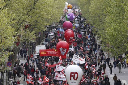 French Force Ouvriere (FO) labour union workers attend a demonstration against the French labour law proposal in Paris, France, as part of a nationwide labor reform protests and strikes, April 28, 2016.   REUTERS/Charles Platiau