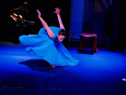 Ana Pruneda bailaora mexicana durante Liminal una obra de danza y música cuyas raíces emanan del género flamenco.