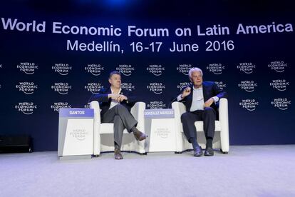 Juan Manuel Santos, presidente de Colombia, y Felipe Gonz&aacute;lez, expresidente de Espa&ntilde;a, durante su conversaci&oacute;n en el Foro Econ&oacute;mico Mundial en Medell&iacute;n. 