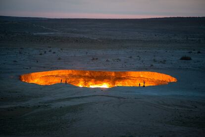 La mítica Ruta de la Seda sigue espléndida en Asia central (del mar Caspio a la antigua plaza comercial de Kashgar, ya en China), especialmente en septiembre: ni el calor es sofocante en los desiertos de Turkmenistán (en la foto, el cráter de gas de Darvaza) y las ciudades de Uzbekistán, ni hay demasiada nieve en las montañas y lagos de Kirguistán y la remota China occidental.