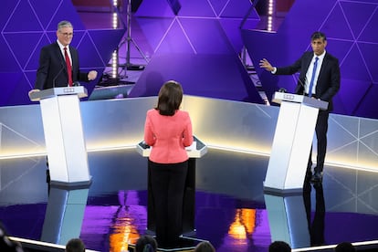 El Primer Ministro británico, Rishi Sunak, y el líder del Partido Laborista, Keir Starmer, participan en el debate de la BBC en Nottingham, Inglaterra, el miércoles 26 de junio de 2024.