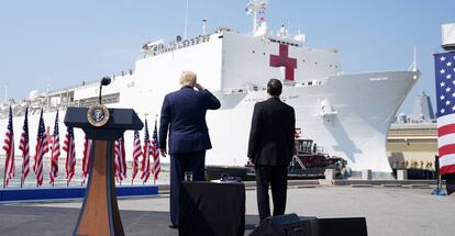 Trump saluda a la tripulación de un barco hospital en Norfolk, Virginia.