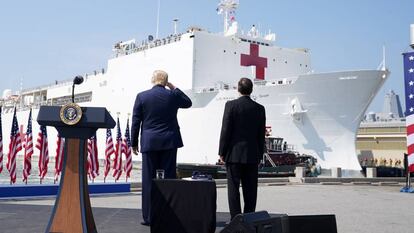 Trump saluda a la tripulación de un barco hospital en Norfolk, Virginia.