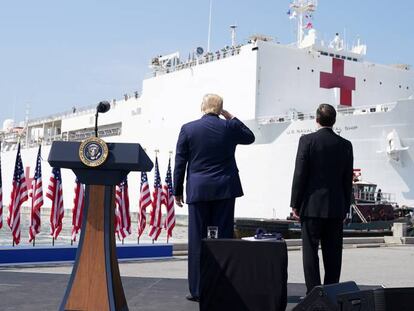 Trump saluda a la tripulación de un barco hospital en Norfolk, Virginia.