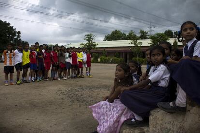 Las Shakti girls se preparan para su entrenamiento diario tras salir del colegio mientras son observadas por las más pequeñas. Llegan de los suburbios de la ciudad de Nagpur, donde se encuentra el hito cero, el punto central de India. 