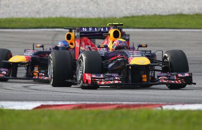 Vettel y Webber se persiguen por el circuito de Malasia.