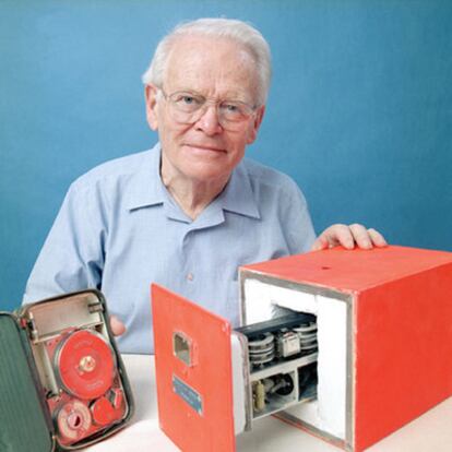 David Warren con uno de sus inventos en una imagen de archivo.
