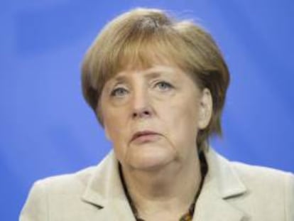 La canciller alemana Angela Merkel ofrece una rueda de prensa conjunta con el ministro de Economía y Energía, el socialdemócrata Sigmar Gabriel (no aparece), después de una reunión extraordinaria del Consejo de Ministros en Meseberg (Alemania), hoy.