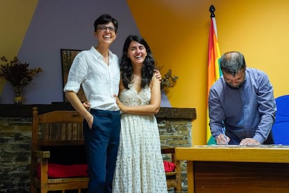 Diana Jiménez (left) and Regina Valenzano at their wedding in Campillo de Ranas. On the right, the mayor, Francisco Maroto, signs the documents of the civil ceremony.