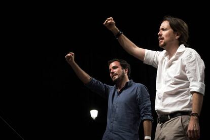 Alberto Garz&oacute;n (izquierda) y Pablo Iglesias, durante el acto organizado por Unidos Podemos en la noche electoral del 26-J. 
