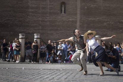 Marco Vargas y Chloé Brûlé, en la representación de la obra 'Naufragio Universal' en la Plaza Virgen de los Reyes, enmarcada en el circuito a cielo abierto en espacios singulares del Festival Internacional de Danza Contemporánea de Sevilla.