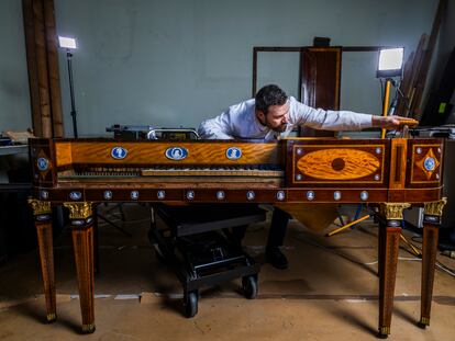 Víctor Javier Martínez restaura el pianoforte de Carlos IV en el Palacio Real, en Madrid.