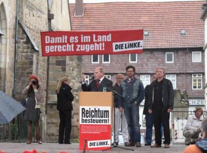 Gregor Gysi (tras el atril) habla  junto a Diether Dehm (con ropa vaquera) en el mitin de Hamelín, el pasado 15 de septiembre.
Oskar Lafontaine, copresidente del grupo parlamentario La Izquierda, en el Bundestag, en Berlín, el pasado 26 de marzo. 
Foto: Getty Images.