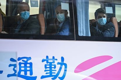 El equipo de expertos de la OMS abandona su hotel de cuarentena en Wuhan.