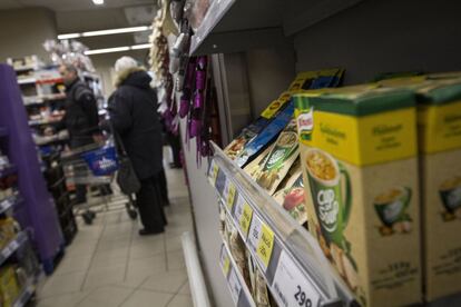 Durante años, en Hungría y el resto de países del bloque del Este ha circulado la leyenda urbana de que las multinacionales comercializan allí productos de calidad inferior a los que disfrutan sus vecinos alemanes o austriacos. En la imagen, un supermercado de Sopron, Hungría.