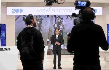 El presentador Carlos de Vega en el programa especial del diario El País sobre la noche electoral.