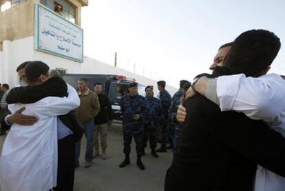 Dos presos del Grupo Islámico Libio (vestidos de blanco) abrazan a familiares tras ser liberados ayer en Trípoli.