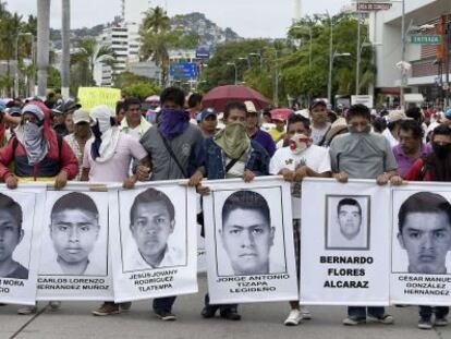 Estudantes protestam em Acapulco pelos 43 desaparecidos.