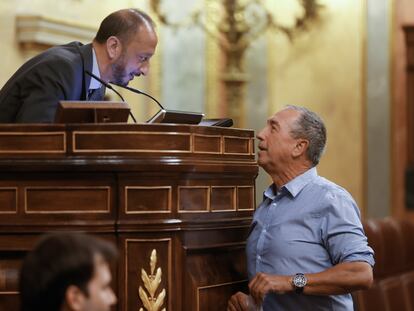 El diputado del Compromín Joan Baldoví  conversa con el vicepresidente del Congreso, Alfonso Gómez de Celis, durante el debate sobre las lenguas, este martes en el Congreso.