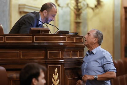 El diputado del Compromín Joan Baldoví  conversa con el vicepresidente del Congreso, Alfonso Gómez de Celis, durante el debate sobre las lenguas, este martes en el Congreso.