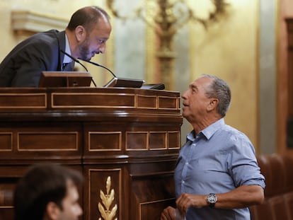 El diputado del Compromín Joan Baldoví  conversa con el vicepresidente del Congreso, Alfonso Gómez de Celis, durante el debate sobre las lenguas, este martes en el Congreso.