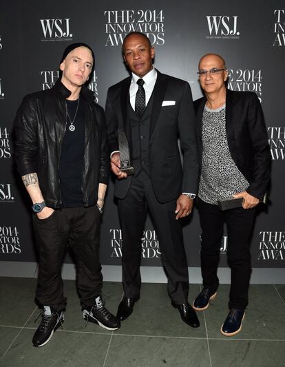 El cantante Eminem y los productores musicales a quienes entregó el premio WSJ a la innovación en la industria del entretenimiento, Dr. Dre (en el centro) y Jimmy Iovine.