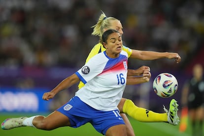Jess Carter trata de robar el balón a Stina Blackstenius el 17 de julio durante los cuartos de final de la Eurocopa entre Inglaterra y Suecia, disputados en Zúrich.
