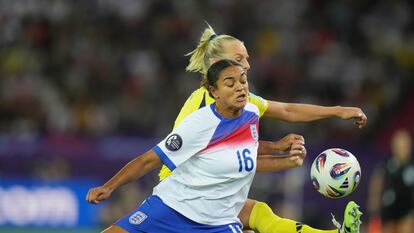 Jess Carter trata de robar el balón a Stina Blackstenius el 17 de julio durante los cuartos de final de la Eurocopa entre Inglaterra y Suecia, disputados en Zúrich.