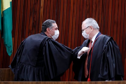 Os ministros Roberto Barroso e Edson Fachin  cumprimentam-se na cerimônia de posse no Tribunal Superior Eleitoral.