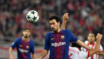 Sergio Busquets rechaza el balón.