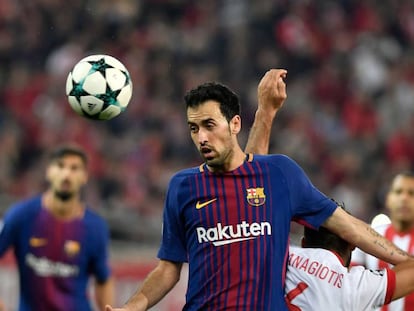 Sergio Busquets rechaza el balón.