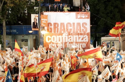 Desde la izquierda, el secretario general del PP, Ángel Acebes; el alcalde de Madrid, Alberto Ruiz-Gallardón; Mariano Rajoy, presidente del PP, y Esperanza Aguirre, en el balcón de la sede de la formación conservadora en la calle Génova la noche de la victoria en las elecciones autonómicas y municipales, el 27 de mayo de 2007. Cientos de seguidores del PP celebran con ellos la reelección de Ruiz-Gallardón en la alcaldía de Madrid y de Aguirre en la presidencia de la Comunidad de Madrid.