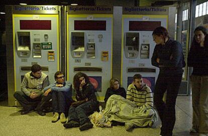 Un grupo de jóvenes, anoche, en una estación de ferrocarril de Roma.