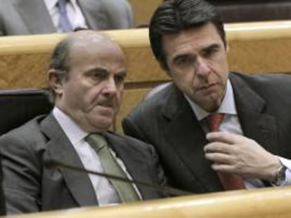 Los ministros españoles de Economía, Luis de Guindos (i), y el de Industria, José Manuel Soria (d). EFE/Archivo