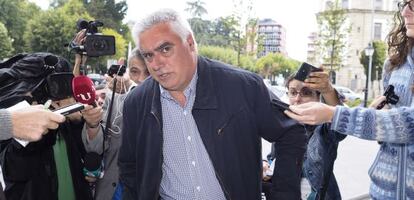 El alcalde de Boqueixón, a su llegada a los juzgados