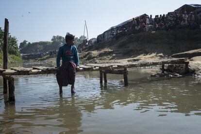 Llegan los monzones y, con ellos, una nueva emergencia dentro de la emergencia para los refugiados rohingya en Bangladés. Las fuertes lluvias típicas de los meses de abril y mayo aumentan el riesgo de brotes de enfermedades como el cólera o la diarrea acuosa aguda, vinculadas con el consumo de agua en mal estado. 
