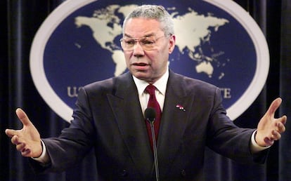 Colin Powell, entonces secretario de Estado, habla con los periodistas durante una conferencia de prensa en el Departamento de Estado, en Washington, el 21 de mayo de 2001.