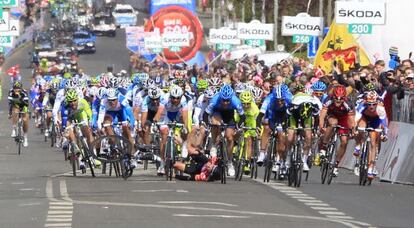 El 'sprint' accidentado donde cayó Cavendish y Phinney.